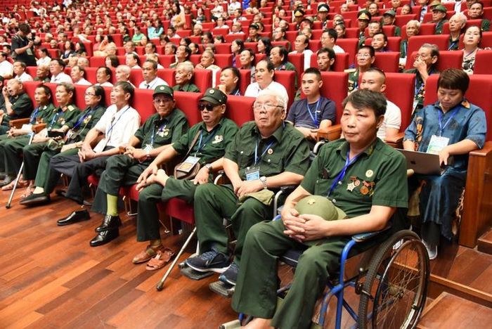 Trình Chủ tịch nước tặng quà cho người có công nhân kỷ niệm 79 năm ngày Thương binh - Liệt sĩ.