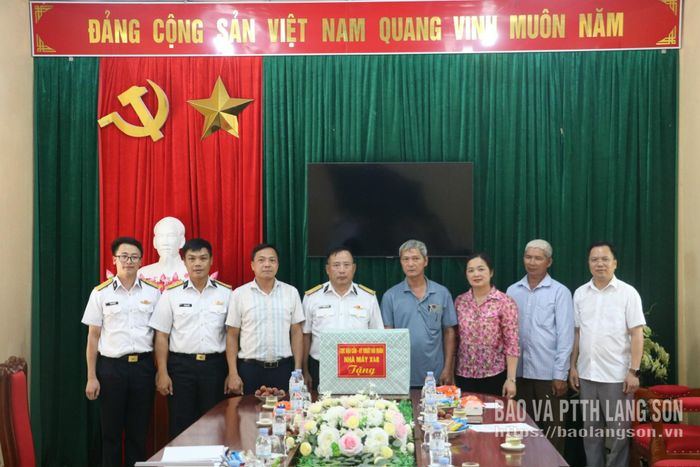 Đoàn công tác trao quà cho đại diện gia đình bà Đàm Thị Thỏ