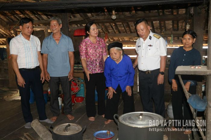 Đoàn công tác khảo sát thực tế tại gia đình bà Đàm Thị Thỏ