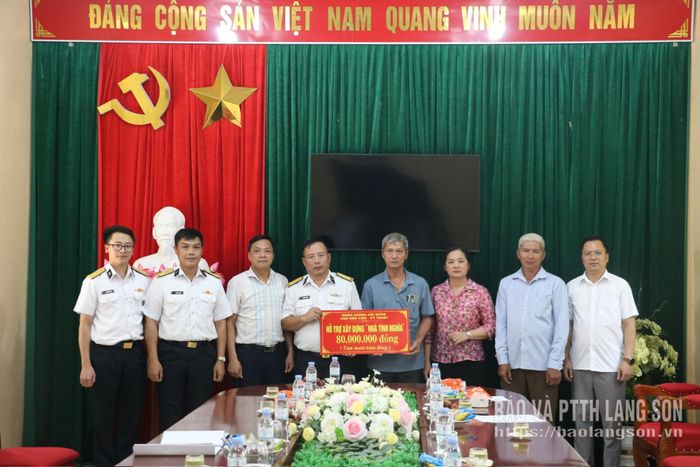 Lãnh đạo Ban Tuyên giáo và Dân vận Tỉnh ủy và Nhà máy X48 trao biển tượng trưng kinh phí hỗ trợ xây nhà cho đại diện gia đình bà Đàm Thị Thỏ