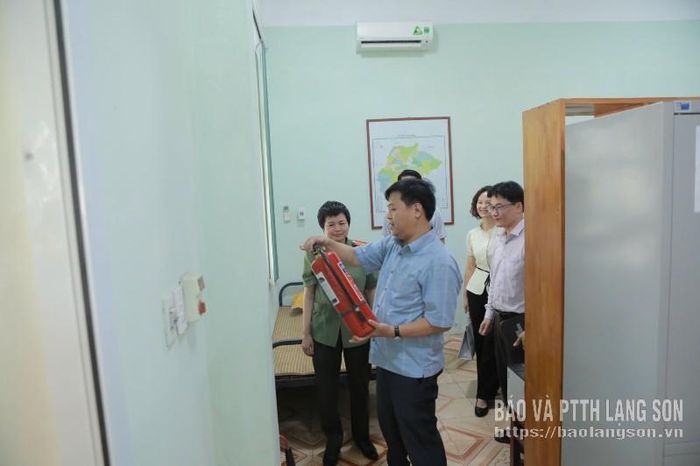 Đoàn kiểm tra công tác phòng cháy, chữa cháy tại điểm thi Trường THPT Na Dương