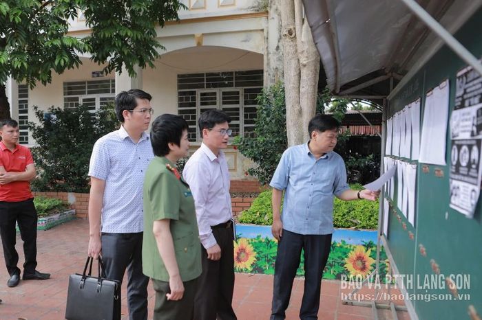 Đoàn kiểm tra bảng niêm yết thông tin thí sinh tại điểm thi Trường THPT Na Dương