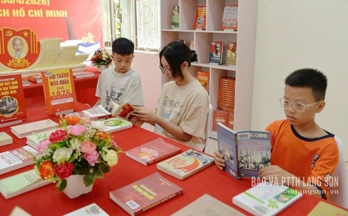 Thiếu nhi đọc sách tại gian trưng bày tài liệu nhân kỷ niệm 115 năm Ngày Bác Hồ ra đi tìm đường cứu nước