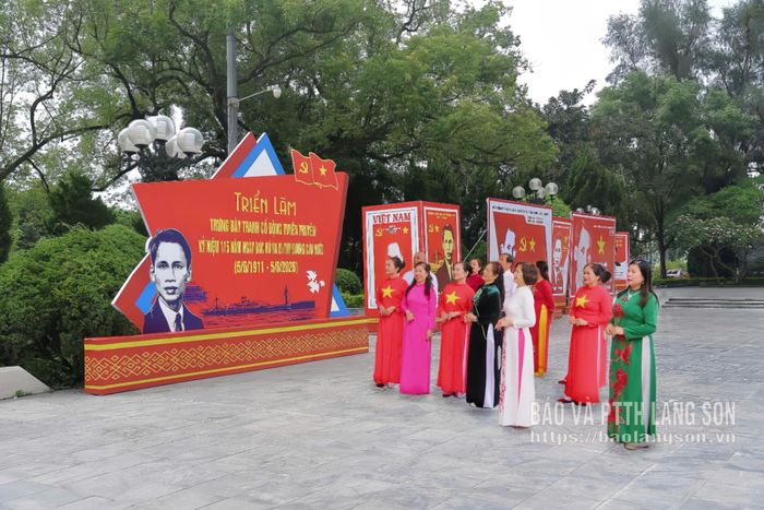 Người dân phường Lương Văn Tri tham quan triển lãm tranh cổ động kỷ niệm 115 năm Ngày Bác Hồ ra đi tìm đường cứu nước tại khuôn viên tượng đài đồng chí Hoàng Văn Thụ, phường Lương Văn Tri