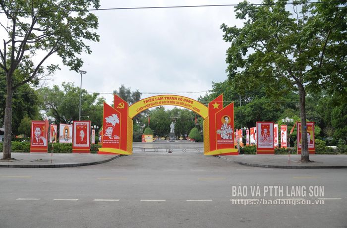 Triển lãm tranh cổ động kỷ niệm 115 năm Ngày Bác Hồ ra đi tìm đường cứu nước tại khuôn viên tượng đài đồng chí Hoàng Văn Thụ, phường Lương Văn Tri
