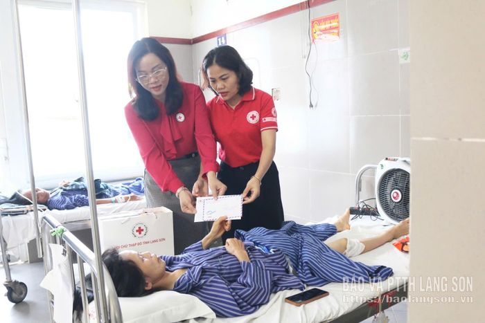 Lãnh đạo Hội Chữ thập đỏ tỉnh trao tiền hỗ trợ cho chị Tô Thị Kiển