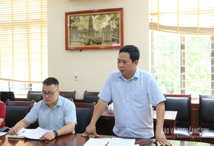 Lãnh đạo UBND xã Văn Quan báo cáo một số nội dung với đoàn giám sát