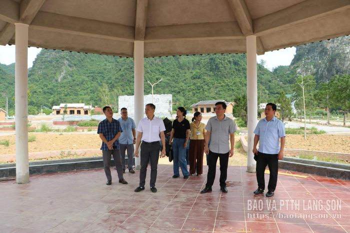Đoàn giám sát khảo sát thực tế tại công trình nằm trong khuôn viên