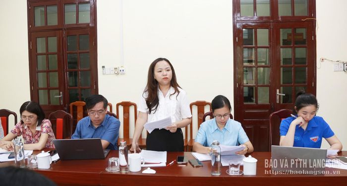 Thành viên trong đoàn phát biểu tại buổi giám sát