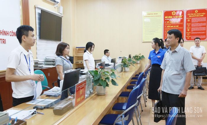 Đoàn giám sát tại Trung tâm Phục vụ hành chính công của phường
