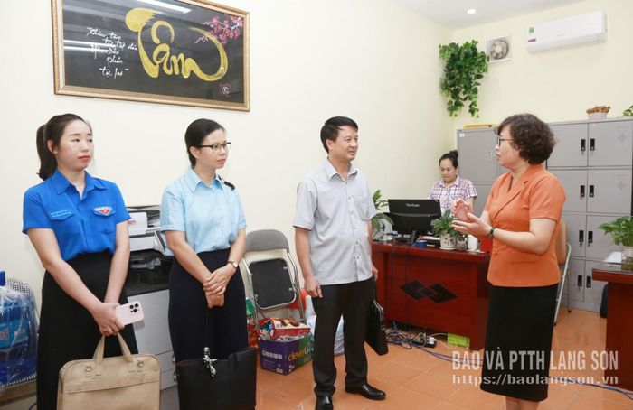 Đoàn giám sát thực tế tại Phòng Văn hóa - Xã hội của phường