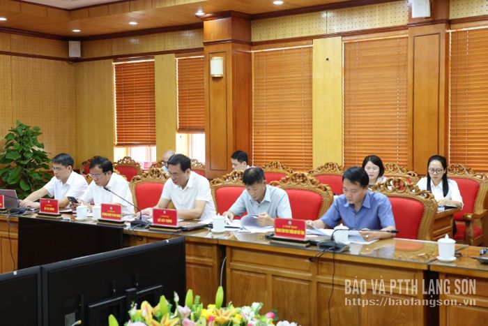 Các đại biểu nghiên cứu tài liệu cuộc họp