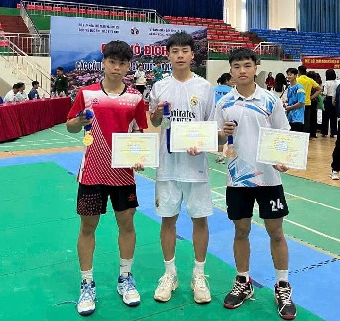 Mỗi lần thi đấu là một lần Đình Duy (giữa) học hỏi thêm nhiều kinh nghiệm.