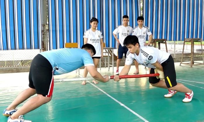 Vận động viên Hà Đăng Dương (phải) chăm chỉ tập luyện để chuẩn bị cho các giải đấu sắp tới.