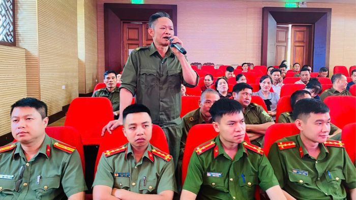 Đại biểu tham gia ý kiến tại hội nghị.