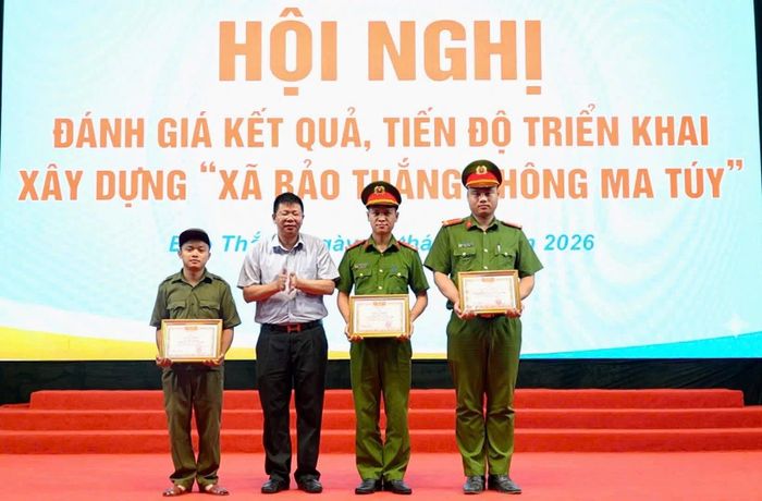 Khen thưởng các tập thể, cá nhân có thành tích xuất sắc.