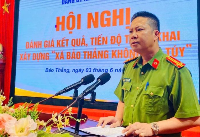 Lãnh đạo Công an xã Bảo Thắng báo cáo kết quả tại hội nghị.