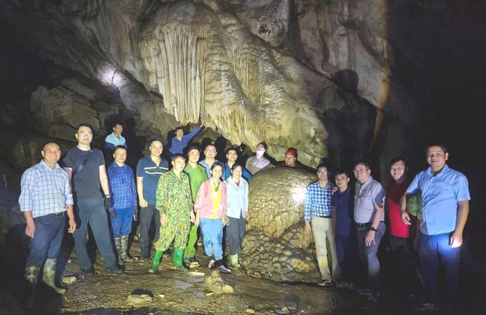 Đoàn khảo sát khu vực đường dẫn vào động và trong động Láo Vàng.