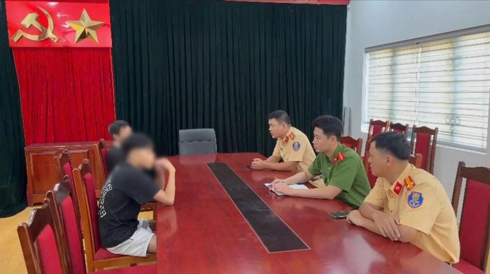 Công an xã Văn Bàn phối hợp lực lượng chức năng làm việc, tuyên truyền, giáo dục học sinh và gia đình về những nguy cơ mất an toàn giao thông từ việc độ chế phương tiện.