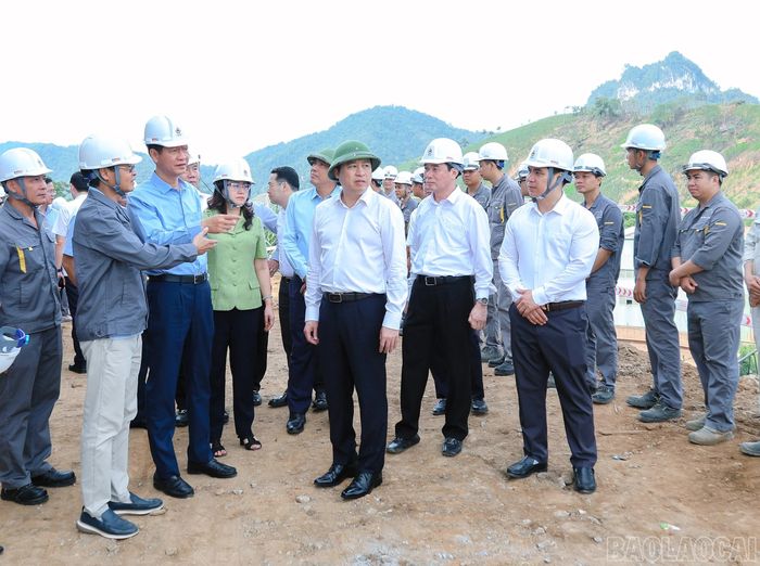 Thường trực Tỉnh ủy kiểm tra tiến độ thi công Dự án Nhà máy tuyển quặng Apatit cùng hồ thải quặng đuôi Làng Phúng.
