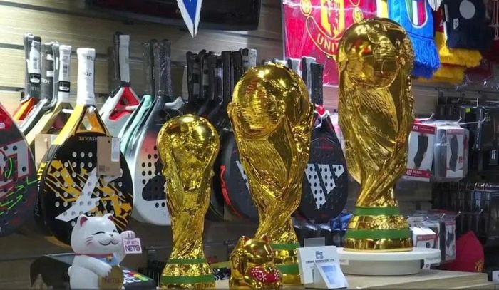 Các bản sao của cúp vô địch World Cup cũng rất được người tiêu dùng ưa chuộng.