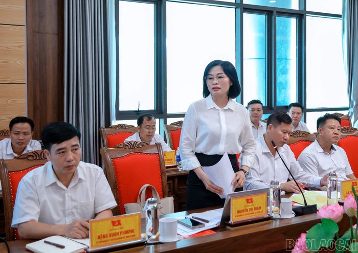 Lãnh đạo các xã phát biểu tại buổi làm việc.