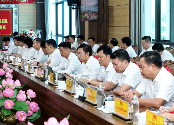 Các đại biểu dự buổi làm việc.