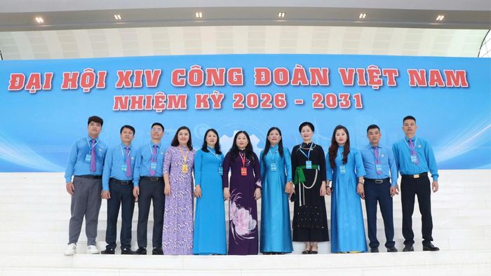 Đồng chí Phó Chủ tịch UBND tỉnh Vũ Thị Hiền Hạnh chụp ảnh lưu niệm cùng Đoàn đại biểu tỉnh Lào Cai tham dự Đại hội Công đoàn Việt Nam lần thứ XIV.