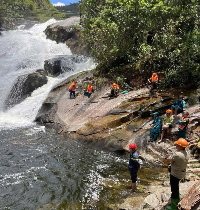 Bất chấp những khó khăn do địa hình khu vực Thác Rồng, suối Nà Háng hiểm trở, nhiều dốc cao, vực sâu, đá trơn trượt và dòng nước chảy xiết, các lực lượng chức năng vẫn nỗ lực triển khai công tác tìm kiếm nạn nhân.