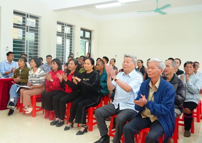 Đông đảo Nhân dân tham dự buổi tiếp xúc.
