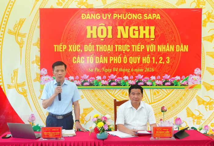 Thường trực Đảng ủy phường phát biểu, làm rõ một số vấn đề người dân quan tâm.