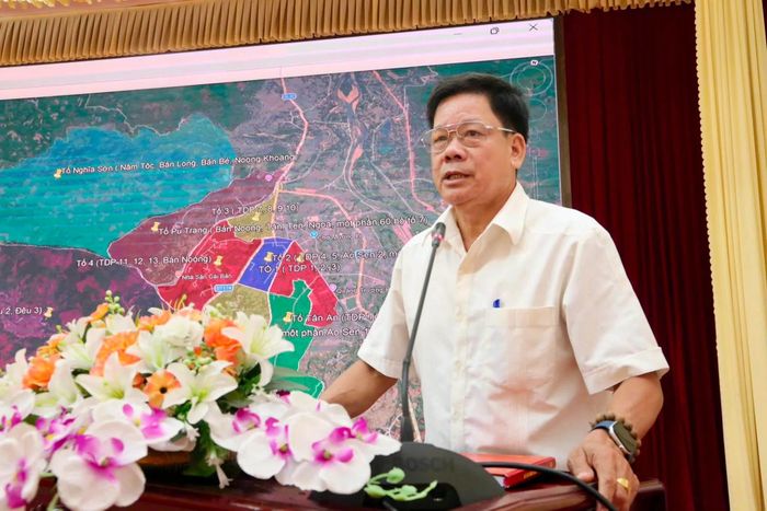 Đồng chí Lò Văn Vy, nguyên Trưởng Ban Dân vận thị xã Nghĩa Lộ (cũ) phát biểu ý kiến.