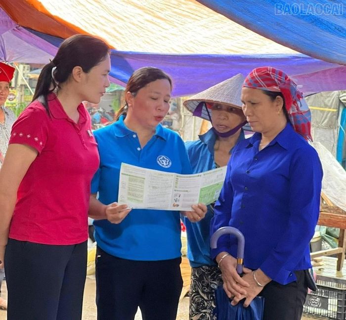 Viên chức Bảo hiểm xã hội tỉnh tuyên truyền, vận động người dân tham gia bảo hiểm y tế hộ gia đình.