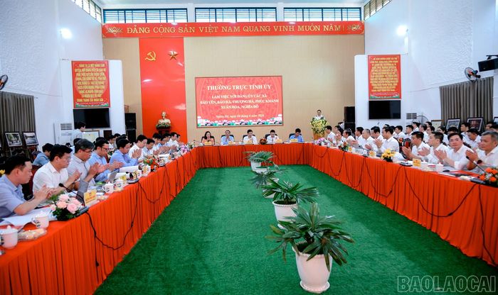 Quang cảnh buổi làm việc.