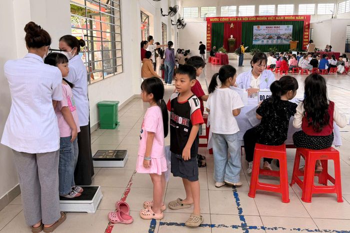 Khám sức khỏe cho học sinh tại xã Di Linh