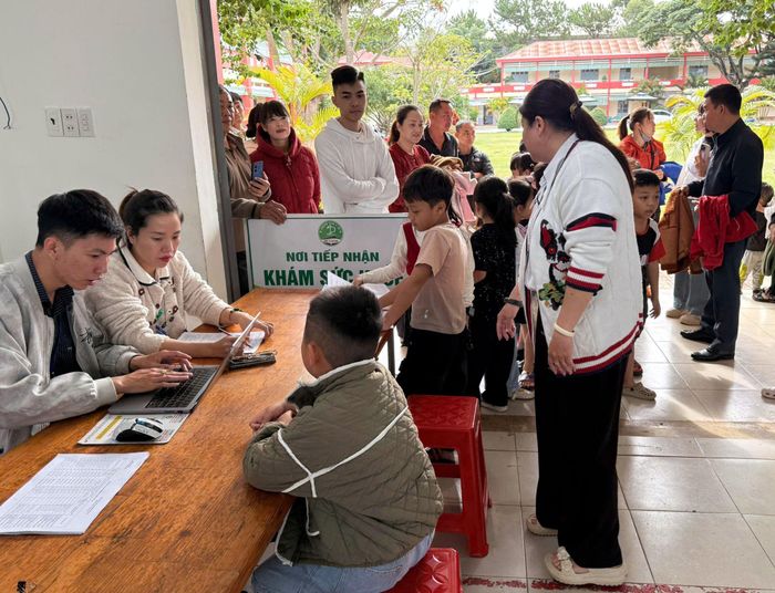 Nhiều phụ huynh đưa trẻ đến trường khám sức khỏe miễn phí tại xã Di Linh
