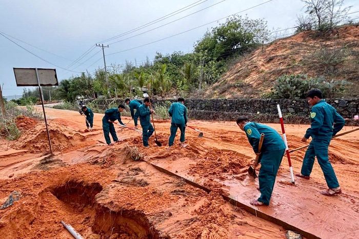 Các lực lượng của xã Phan Rí Cửa tập trung khắc phục hậu quả sạt lở đất