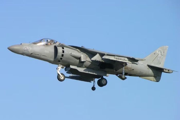 Máy bay chiến đấu cất hạ cánh thẳng đứng AV-8B Harrier.