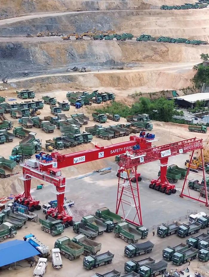 Nhiều mũi khảo sát, thăm dò địa chất và thi công đã được triển khai trên công trường. Ảnh: Đinh Công Lượng