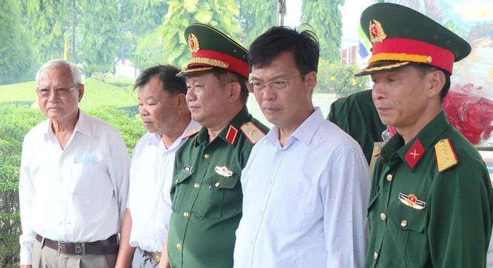 Đồng chí Đinh Văn Tuấn, Tỉnh ủy viên, Phó Chủ tịch UBND tỉnh Lâm Đồng và Thiếu tướng Trần Chí Tâm, Phó Chính ủy, Trưởng Ban Chỉ đạo 515 Quân khu 7 theo dõi, chỉ đạo công tác lấy mẫu xác định danh tính hài cốt liệt sĩ