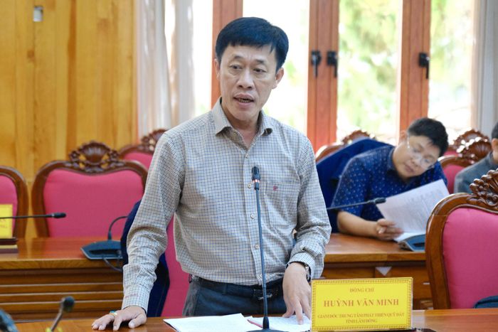 Đại diện lãnh đạo Trung tâm Phát triển quỹ đất tỉnh báo cáo tiến độ thực hiện các dự án