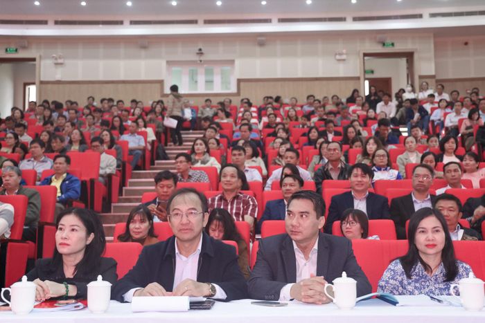 Lãnh đạo Sở Giáo dục và Đào tạo, lãnh đạo sở, ngành liên quan, trưởng các điểm thi và cán bộ coi thi tham dự tập huấn