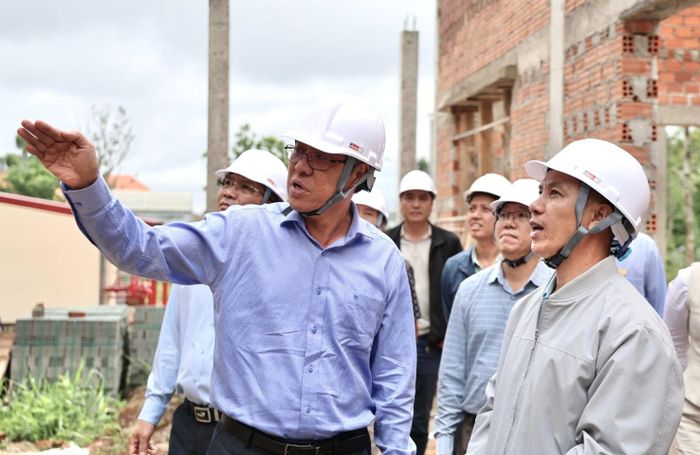 Đồng chí Nguyễn Minh, Tỉnh ủy viên, Phó Chủ tịch UBND tỉnh kiểm tra tiến độ thi công