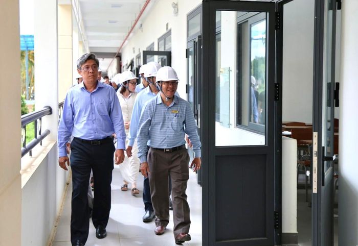 Đồng chí Nguyễn Minh, Tỉnh ủy viên, Phó Chủ tịch UBND tỉnh cùng lãnh đạo sở, ngành kiểm tra các khu nhà đã hoàn thiện và đang được vận hành tại trường
