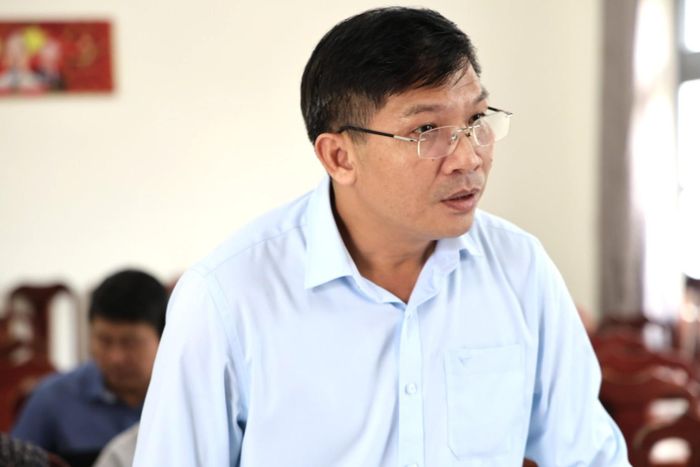 Đại diện lãnh đạo Sở Giáo dục và Đào tạo báo cáo tiến độ giải ngân gói trang thiết bị tại cuộc họp và nhiều nội dung liên quan