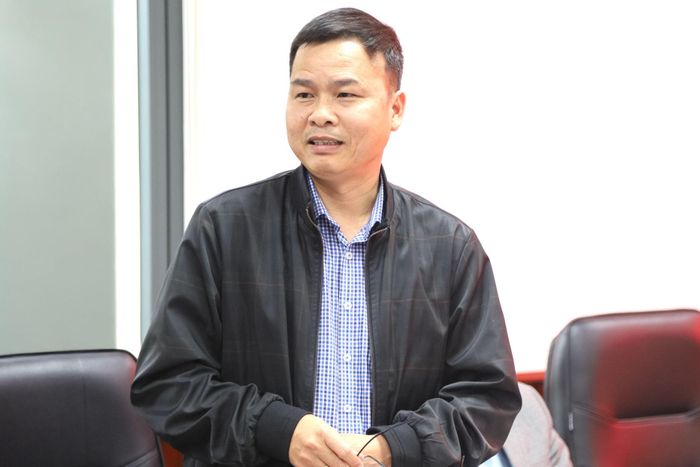 Phó Giám đốc Báo và Phát thanh, Truyền hình Lâm Đồng Nguyễn Phi Long trao đổi tại hội nghị