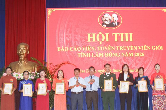 Ban Tổ chức trao giấy chứng nhận tham gia hội thi cho các thí sinh