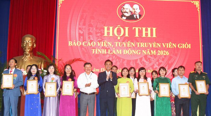 Ban Tổ chức trao giấy chứng nhận tham gia hội thi cho các thí sinh