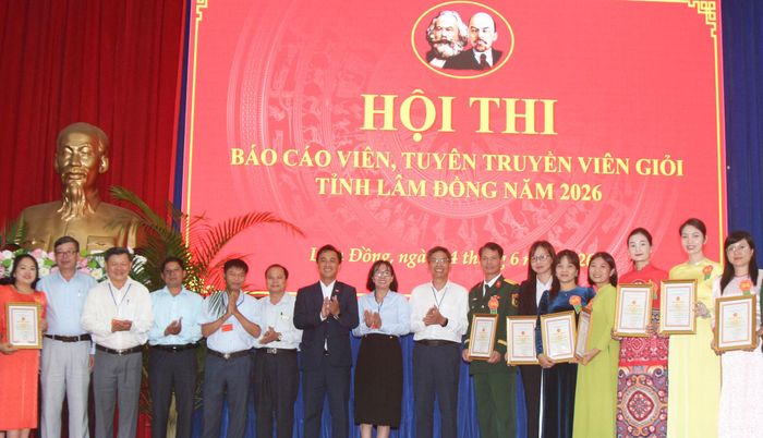 Ban Giám khảo, lãnh đạo địa phương cùng các thí sinh tham gia hội thi