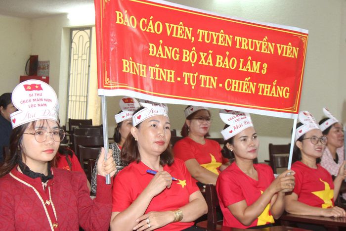 Các cổ động viên tham gia cổ vũ cho thí sinh dự thi